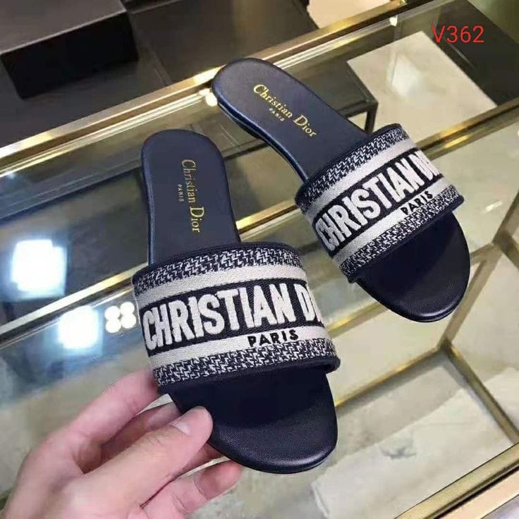 CHRISTIAN DIOR FLATS – New Arrival