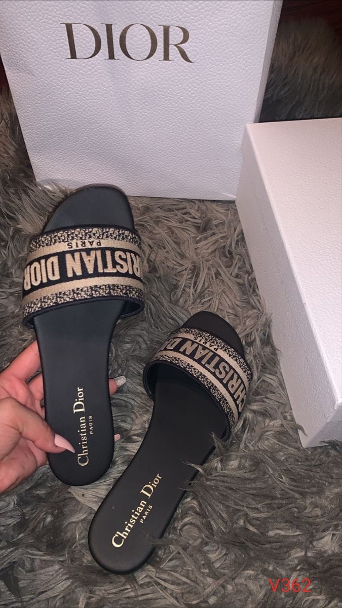 CHRISTIAN DIOR FLATS – New Arrival