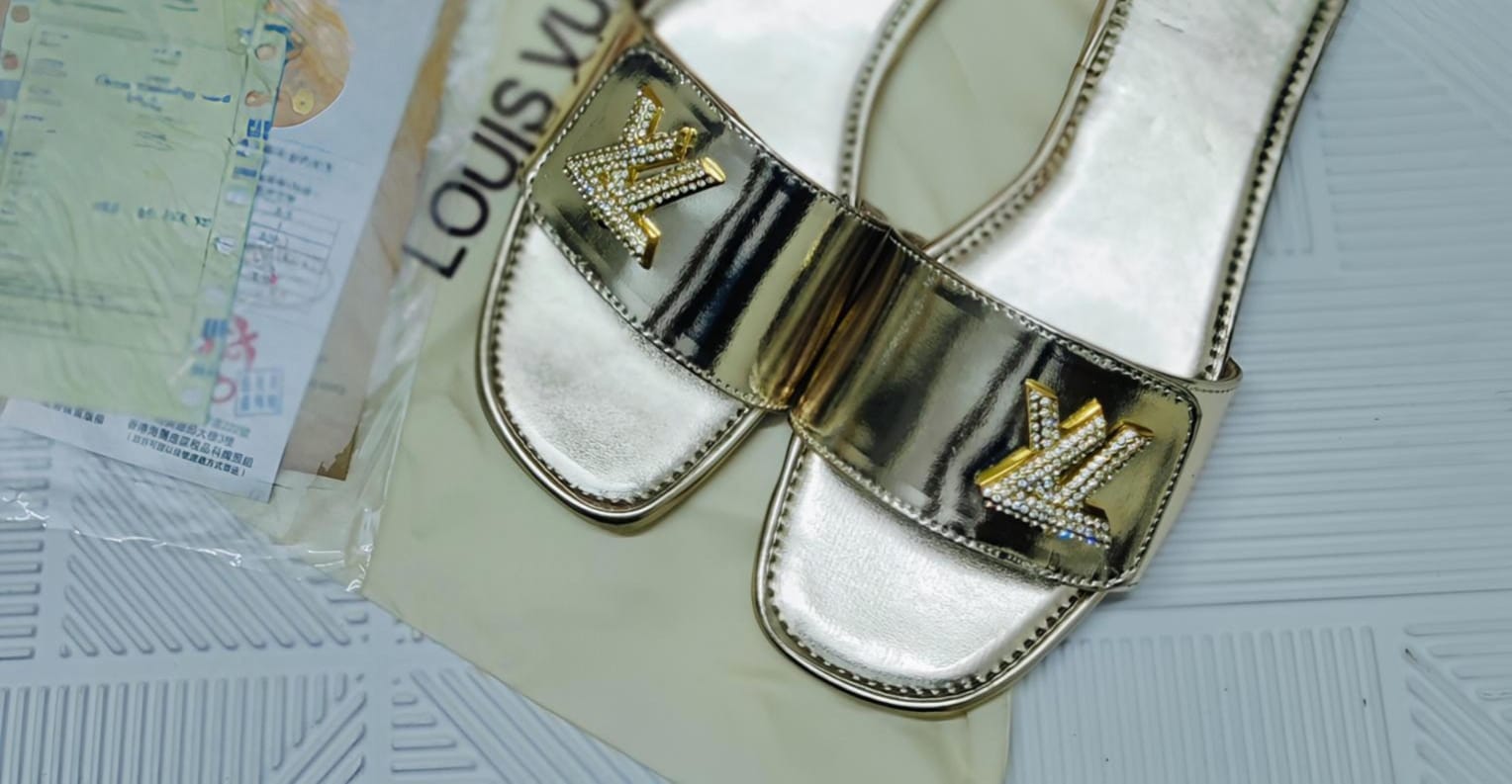 LOUIS VUITTON Flats